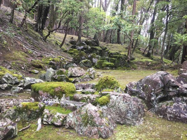 苔寺の枯山水の石組