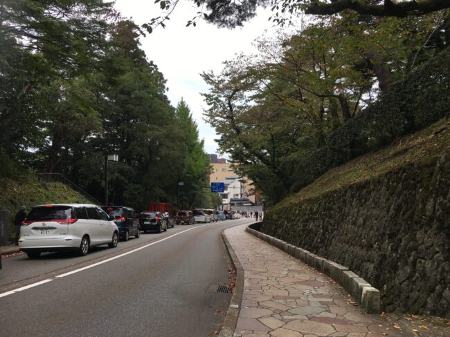 金澤神社の近くの道路